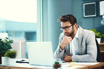 Obraz premium Office, thinking and businessman with laptop at work for investment, feedback and reading finance news. Financial planner, desk and technology with review for digital tax report, email and research