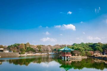 Obraz premium Sunset at the Hyangwonjeong Pavilion in the center of the pond in the Gyeongbokgung palace, Seoul, South Korea.