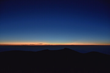富士山の頂上、夜明け前、地平線