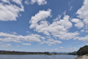 夏の青空と白い雲