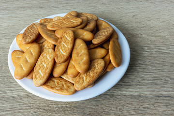 Salty crackers on a Senior Batonio plate on the table