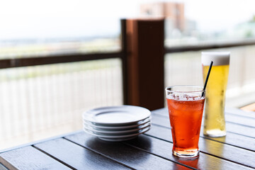 テラス席のテーブルの上のカクテルと重なったお皿