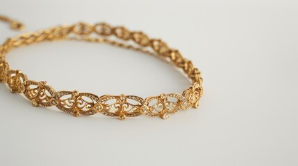 Obraz premium The necklace placed on a white background