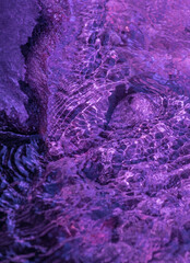 fondo de agua y cristal con color purpura 