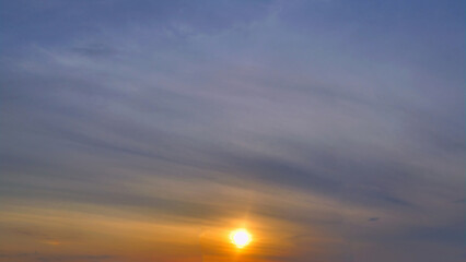 Obraz premium Summer evening sky in the picturesque clouds, lit by the rays of the setting sun.