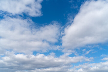 雲の多い冬の青空