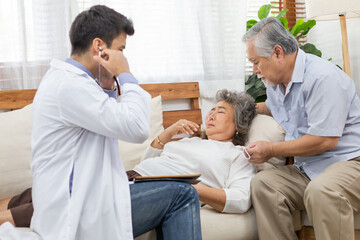 Obraz premium Doctor using stethoscope for auscultate Asian grandmother patient while husband take care of her, service Life insurance, healthcare with Long live and Elderly society