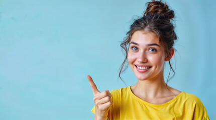 jeune femme souriante indiquant sur le côté avec son doigt