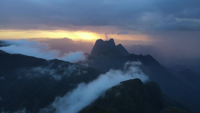 voo ao amanhecer no pico tucum com nascer do sol e nuvens sobre as montanhas com o pico paran&aacute; ao fundo