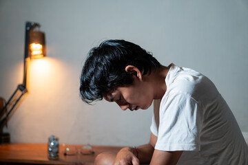 Obraz premium Person in deep thought with a lit lamp in the background