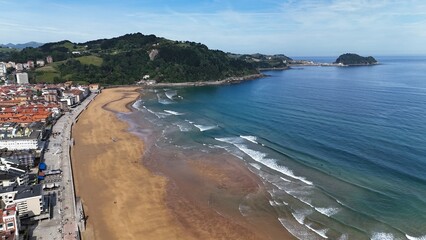 La mejor vista desde un dron de Zarautz y Zumaia