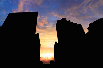 Obraz premium Silhouette building of bangkok with clouds sky and sunset background ,in city.