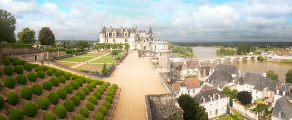 panorama jardin et château sur les bords de la Loire en France, le château, le parc et la ville...