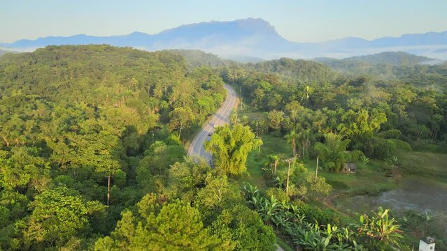Voo sobre mata atl&acirc;ntica e estrada de Antonina com pico Marumbi ao fundo na regi&atilde;o de Morretes no Paran&aacute;