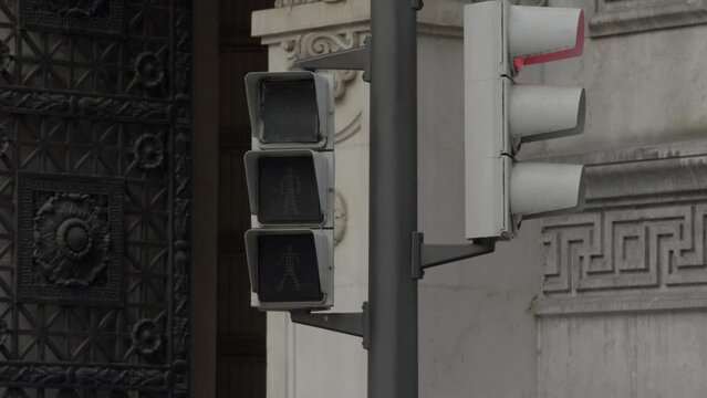 Semaforo rojo en ciudad 