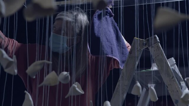 Mujer artista preparando obra para exposici&oacute;n