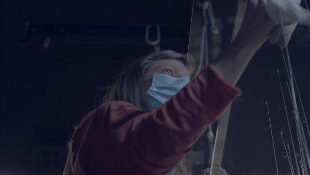 Mujer artista preparando obra para exposici&oacute;n