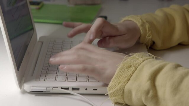 Manos de adolescente en teclado de ordenador ordenador 