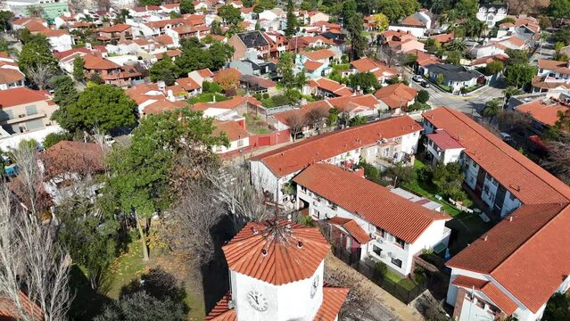 toma a&eacute;rea c&uacute;pula iglesia en barrio porte&ntilde;o en la provincia de buenos aires, argentina