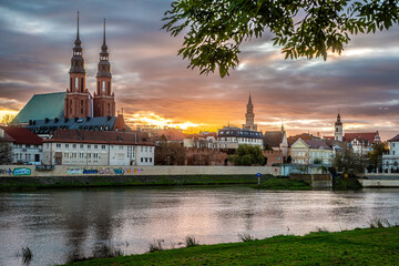 Opole panorama miasta znad rzeki Odry z katedrą i ratuszem © Henryk Niestrój