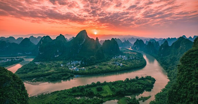 China, Guilin: sunrise over the mountains and Li river