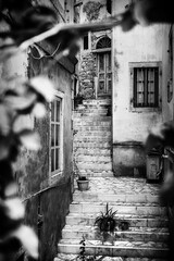 Alt wirkendes Foto einer engen Gasse aus der Altstadt von Korfu Stadt