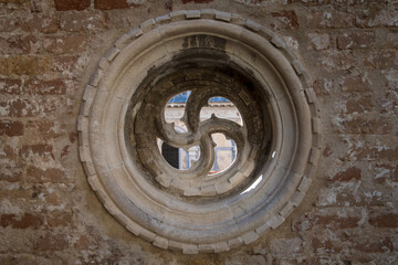 Dettaglio di una piccola finestra ornamentale sul muro di un palazzo storico di Venezia