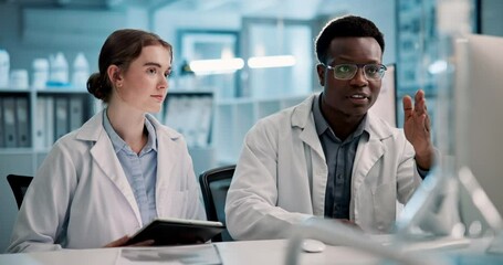 Science, team and discussion on computer in laboratory for training on data analysis and pharmaceutical research. Scientist, intern and future knowledge on medical problem solving or medicine support