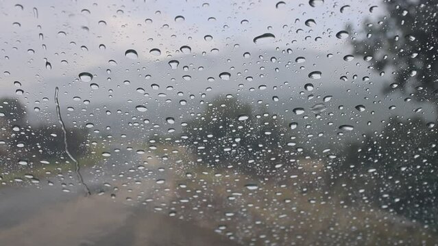 Gotas de lluvia resbalando por el parabrisas del coche, Alcoy, Espa&ntilde;a