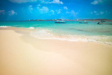 Fototapeta premium Clear waters and white sand on a key in front of San Andres island, Colombia