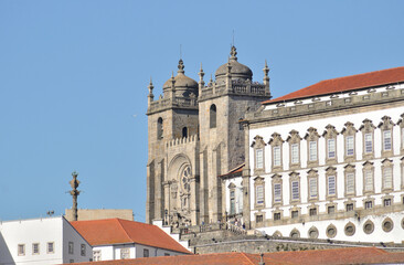 View of the front of the religious building, Santa Sé do Porto