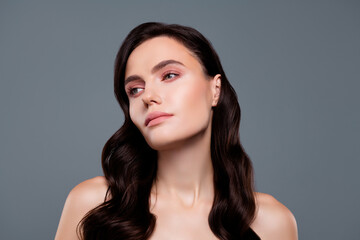 Naklejka premium Photo of caucasian woman with brunette curly hair look isolated over grey color background