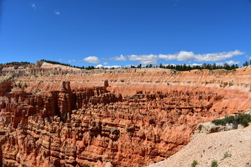 View of the beautiful red sandstone scenery and jagged peaks on the Navajo Loop Trail in Bryce National Park