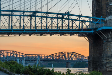 Naklejka premium cincinnati sunset over ohio river