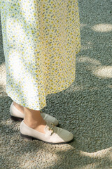 ワンピースを着た女性の足元