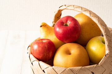 フルーツ、カゴに山盛り！　なし　りんご 