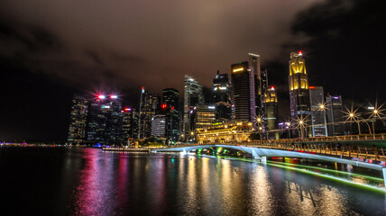 Obraz premium Singapore, Singapore - June 8 2024: Night scene at Marina Bay, a busy tourist spot in Singapore