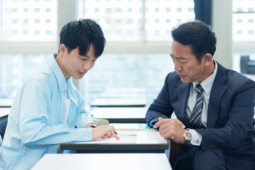 生徒にマンツーマンで個別指導をする先生