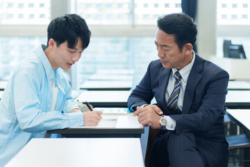 生徒にマンツーマンで個別指導をする先生