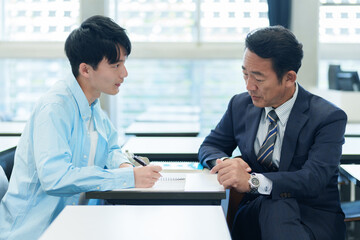 生徒にマンツーマンで個別指導をする先生