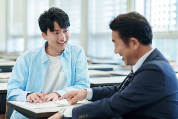 生徒にマンツーマンで個別指導をする先生