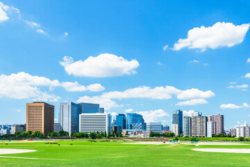 川崎の都市景観　多摩川緑地　川崎駅前のビル群　夏空広がる都市風景【神奈川県・川崎市】