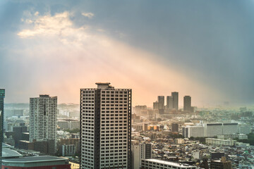 雨上がりの川崎駅前の都市風景　武蔵小杉方面に射しこむ光【神奈川県・川崎市】　
Light shines on Kawasaki City after the rain - Kanagawa, Japan
