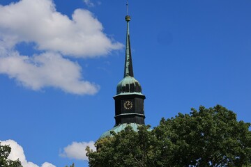 Blick auf die evangelische Kirche im Zentrum von Bad Lauchstädt in Sachsen-Anhalt