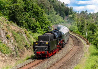 Fototapeta premium Rückwärts fahrende Dampflok auf der Schiefen Ebene