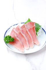 よく脂がのったブリの刺身
