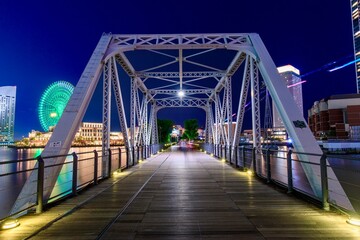 Obraz premium 横浜市、汽車道の港一号橋梁とみなとみらいの夜景