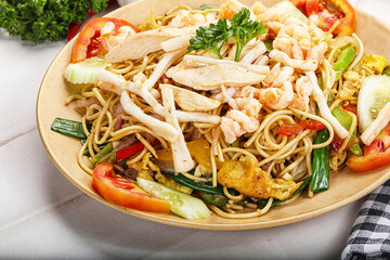 Fried noodles with prawn and vegetables