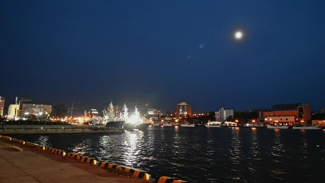 夜の釧路港に停泊する漁船③