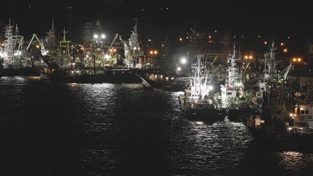 夜の釧路港に停泊する漁船⑥
